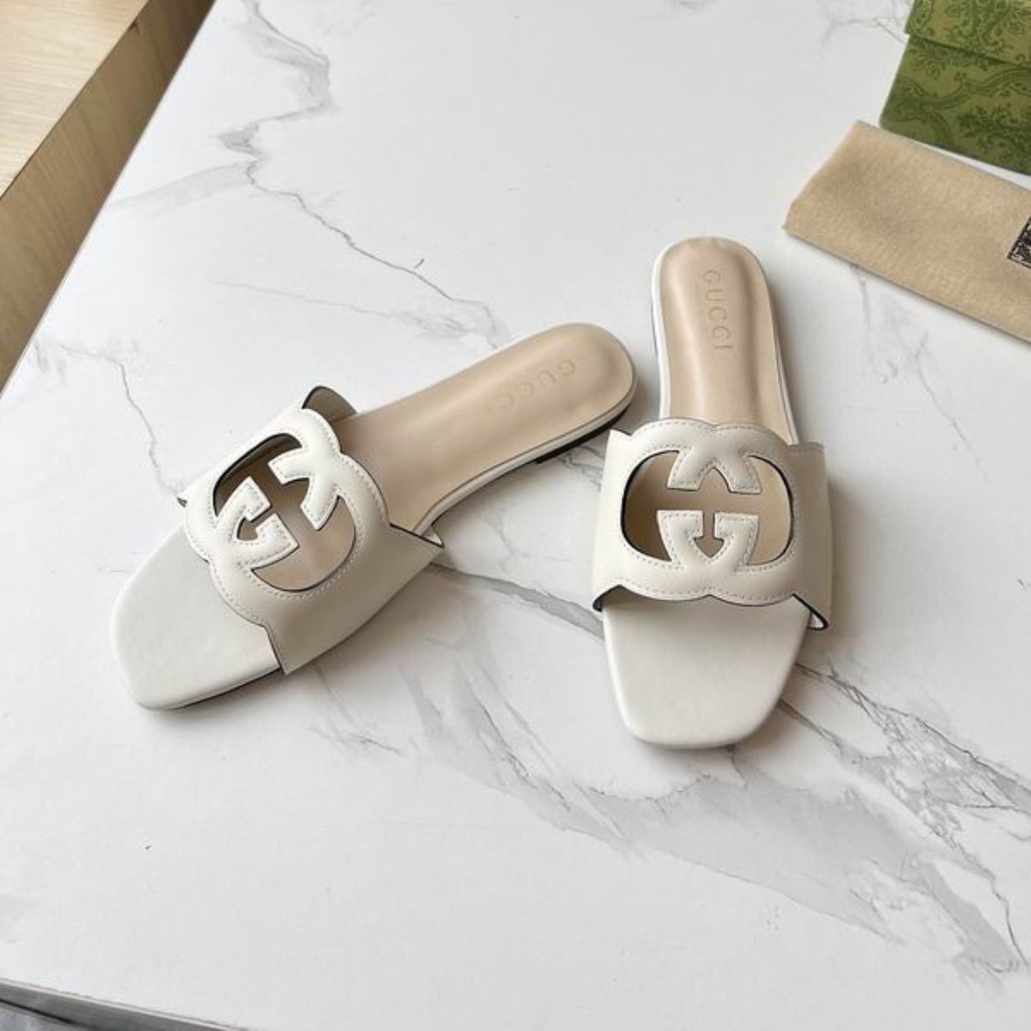 Sandalia GG de couro com Interlocking GG Off White