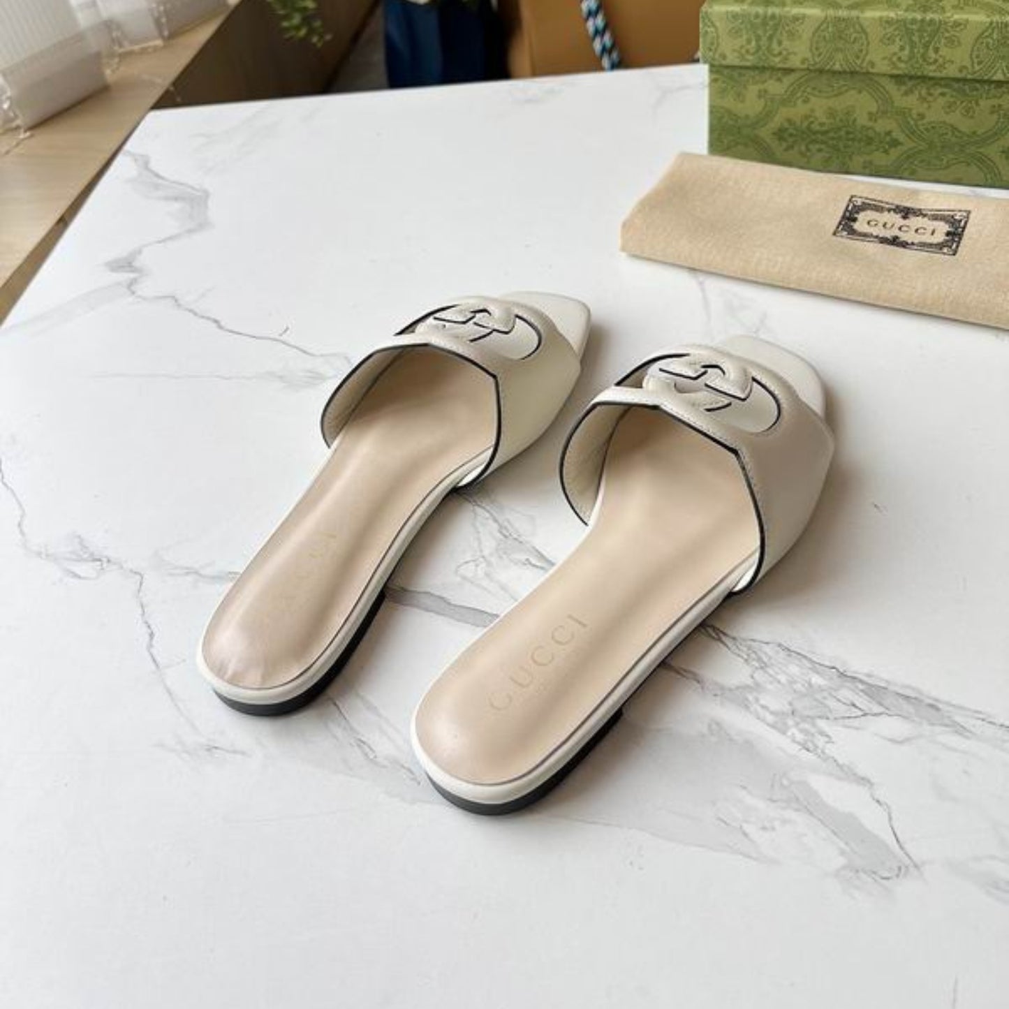 Sandalia GG de couro com Interlocking GG Off White