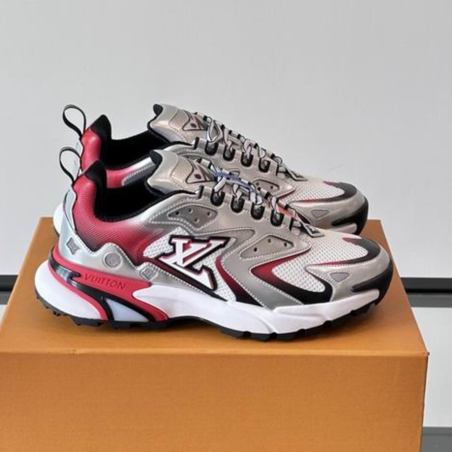 Tênis LV Runner Tatic Cinza com vermelho