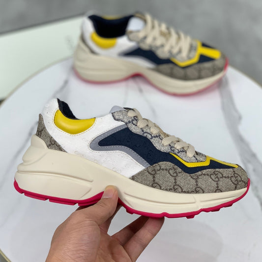 Tenis GG Rhyton Canvas com Amarelo Branco e Azul escuro Solado Rosa -
