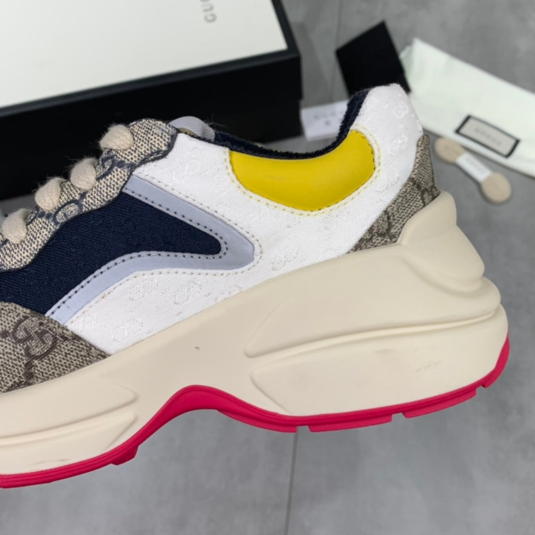 Tenis GG Rhyton Canvas com Amarelo Branco e Azul escuro Solado Rosa -