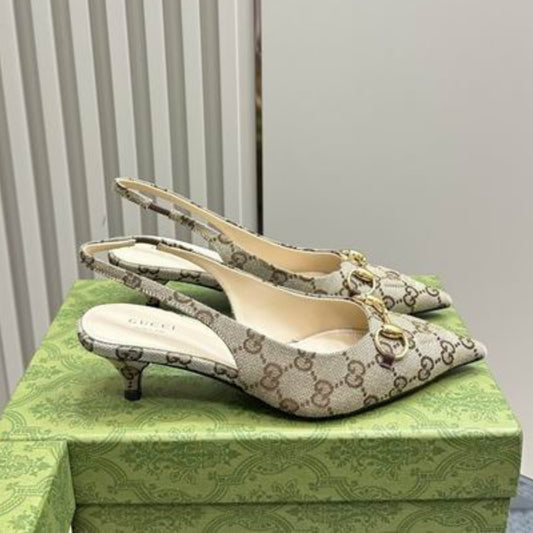 Scarpin GG Canvas bege e horsebit com Logo Salto 4,5cm