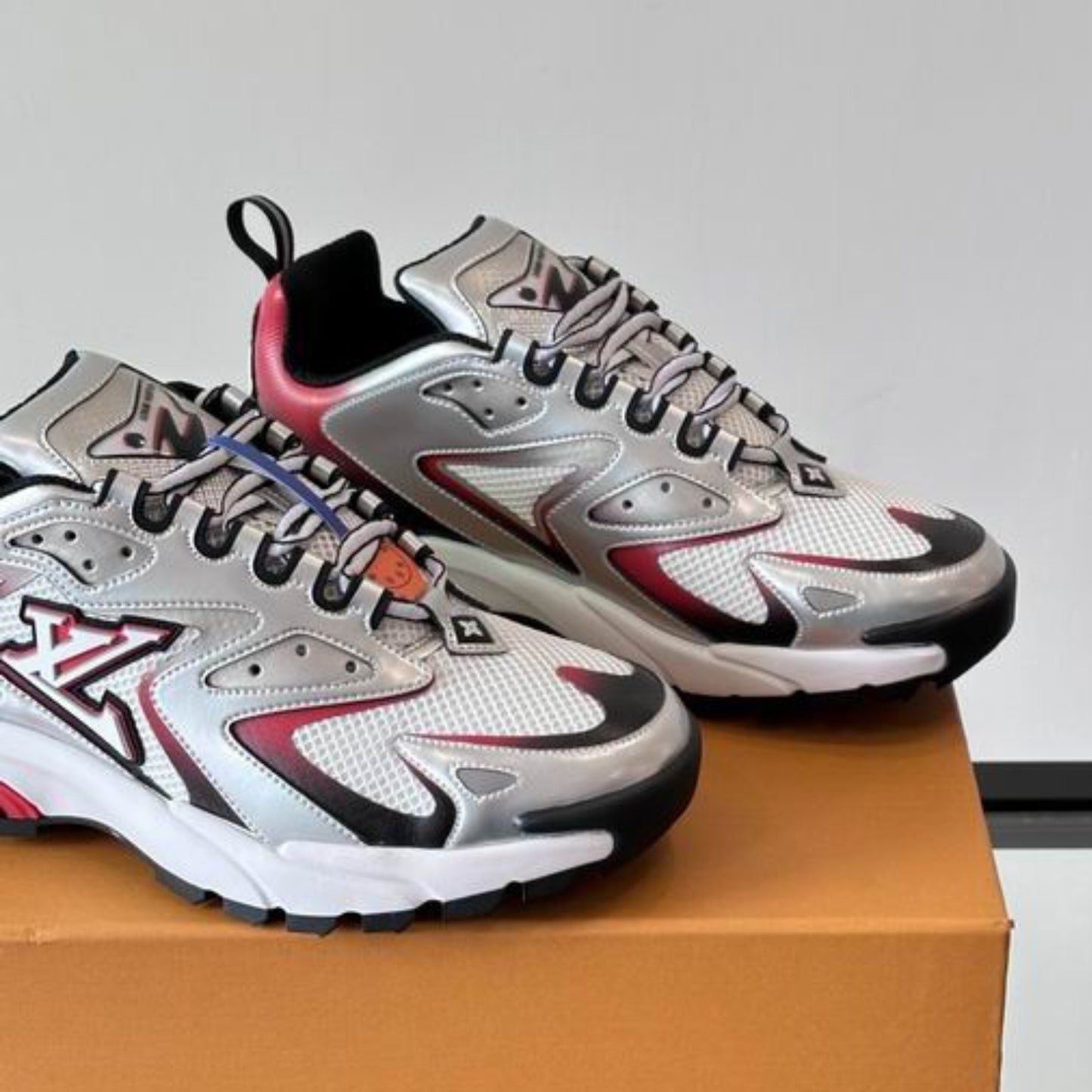 Tênis LV Runner Tatic Cinza com vermelho