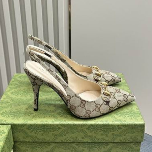 Scarpin GG Canvas bege e horsebit com Logo Salto 10,5cm