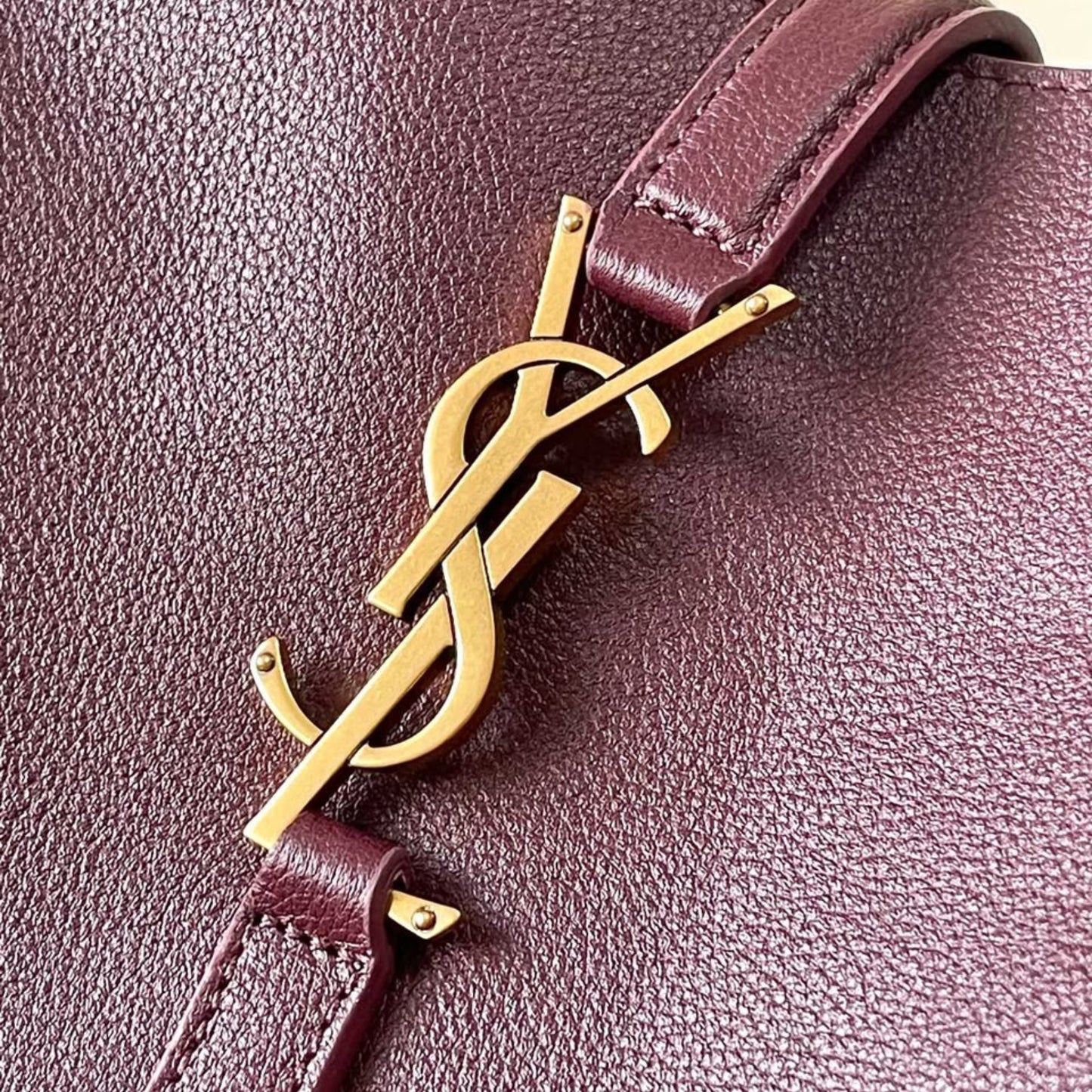 Bolsa YSL Le 5 À 7 Bordô com dourado Média 23cm
