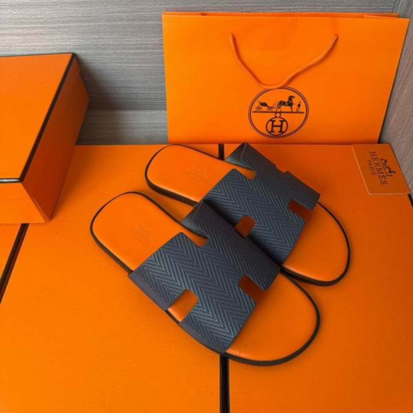 Sandália HRMS Izmir Sandal Noir Preto e laranja