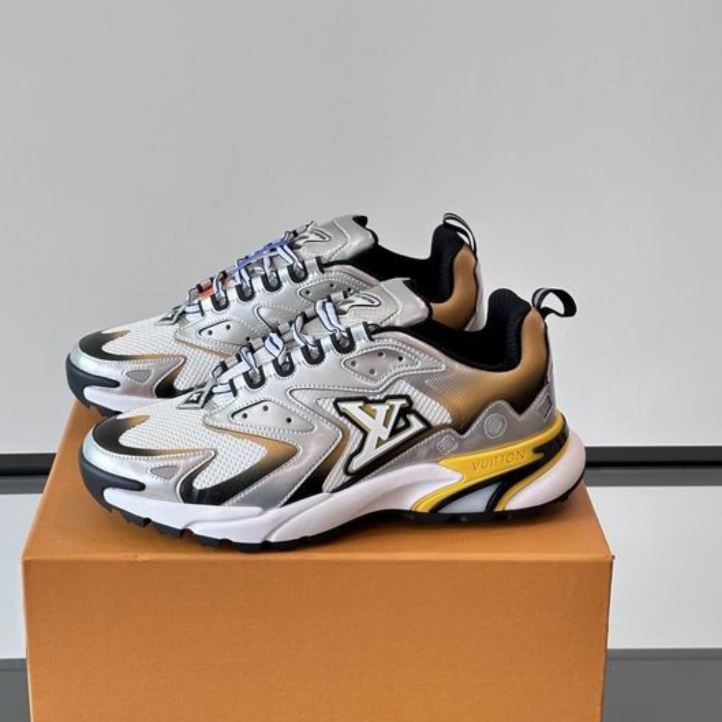 Tênis LV Runner Tatic Cinza com Amarelo