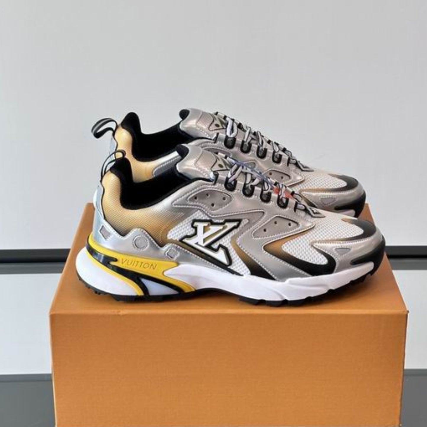 Tênis LV Runner Tatic Cinza com Amarelo