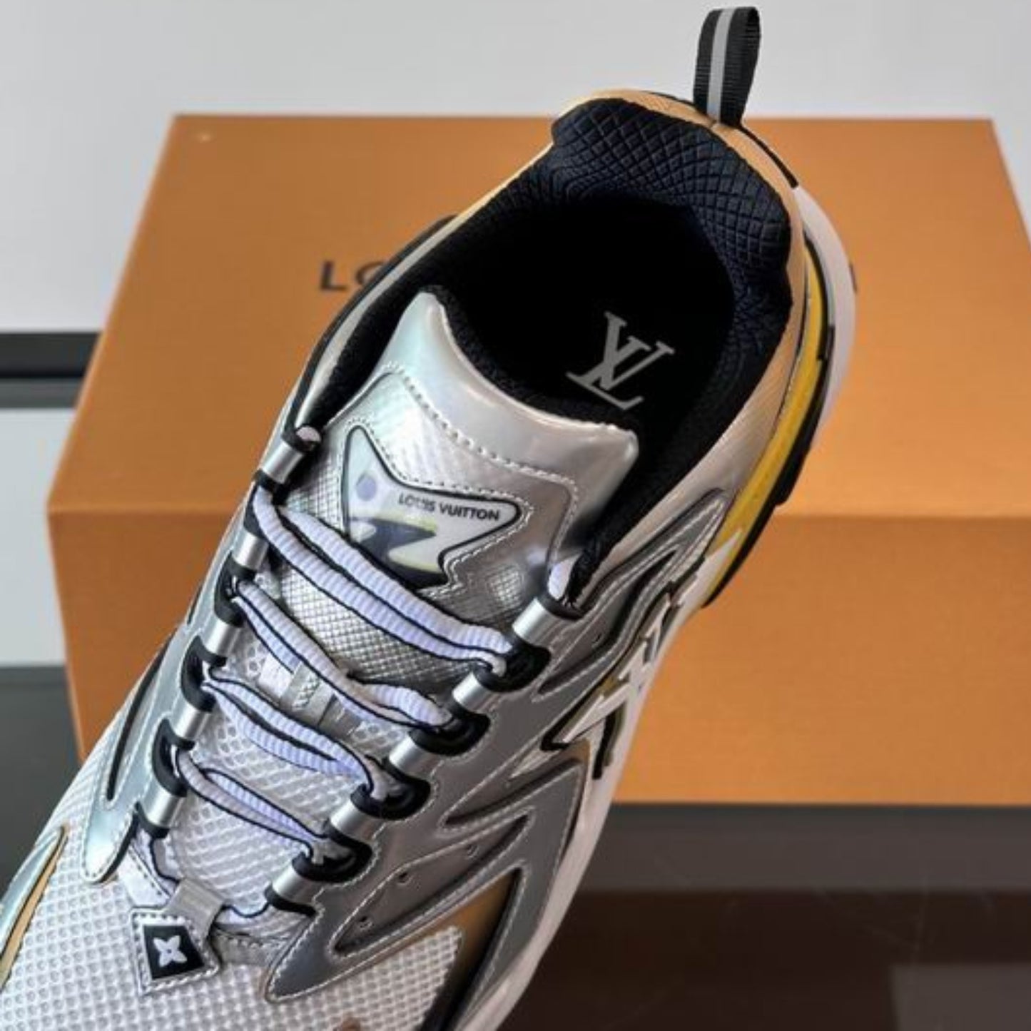 Tênis LV Runner Tatic Cinza com Amarelo