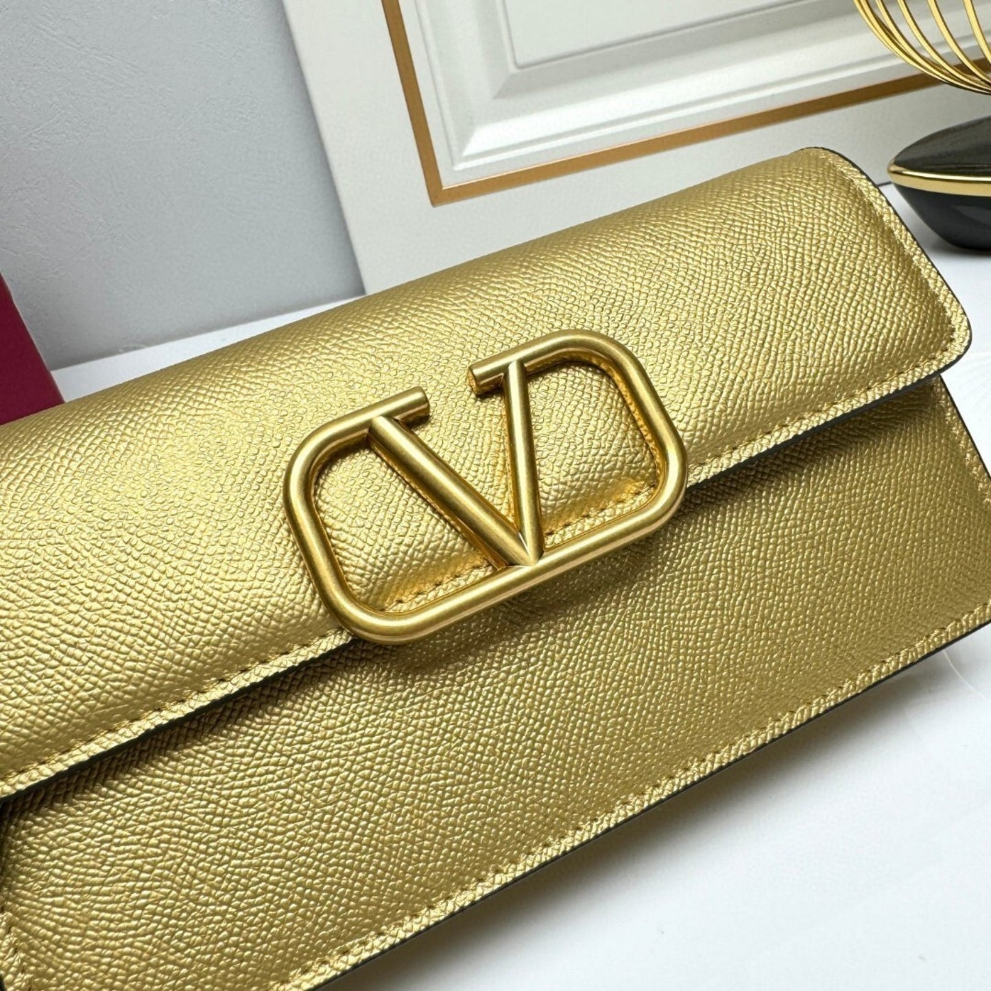 Bolsa VLTN VLogo Dourado 22cm