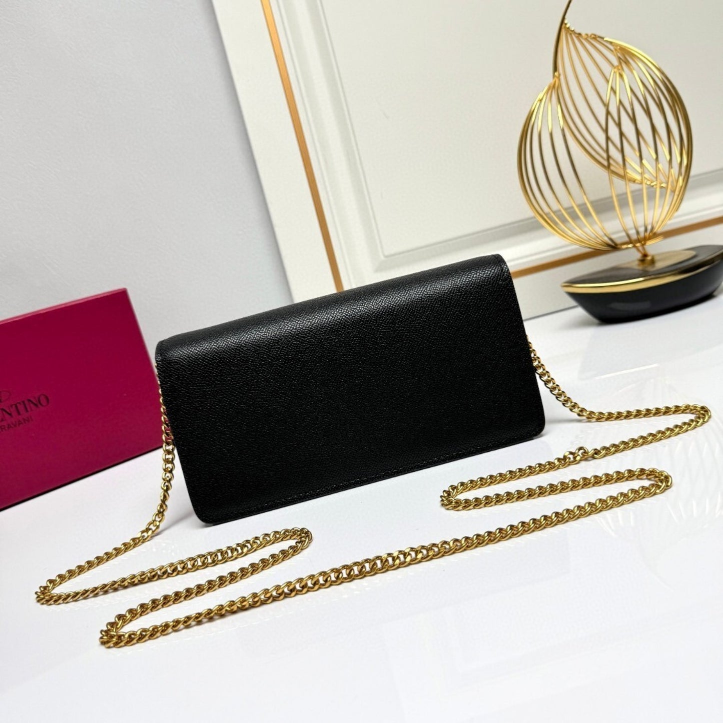 Bolsa VLTN VLogo Preto com dourado 22cm