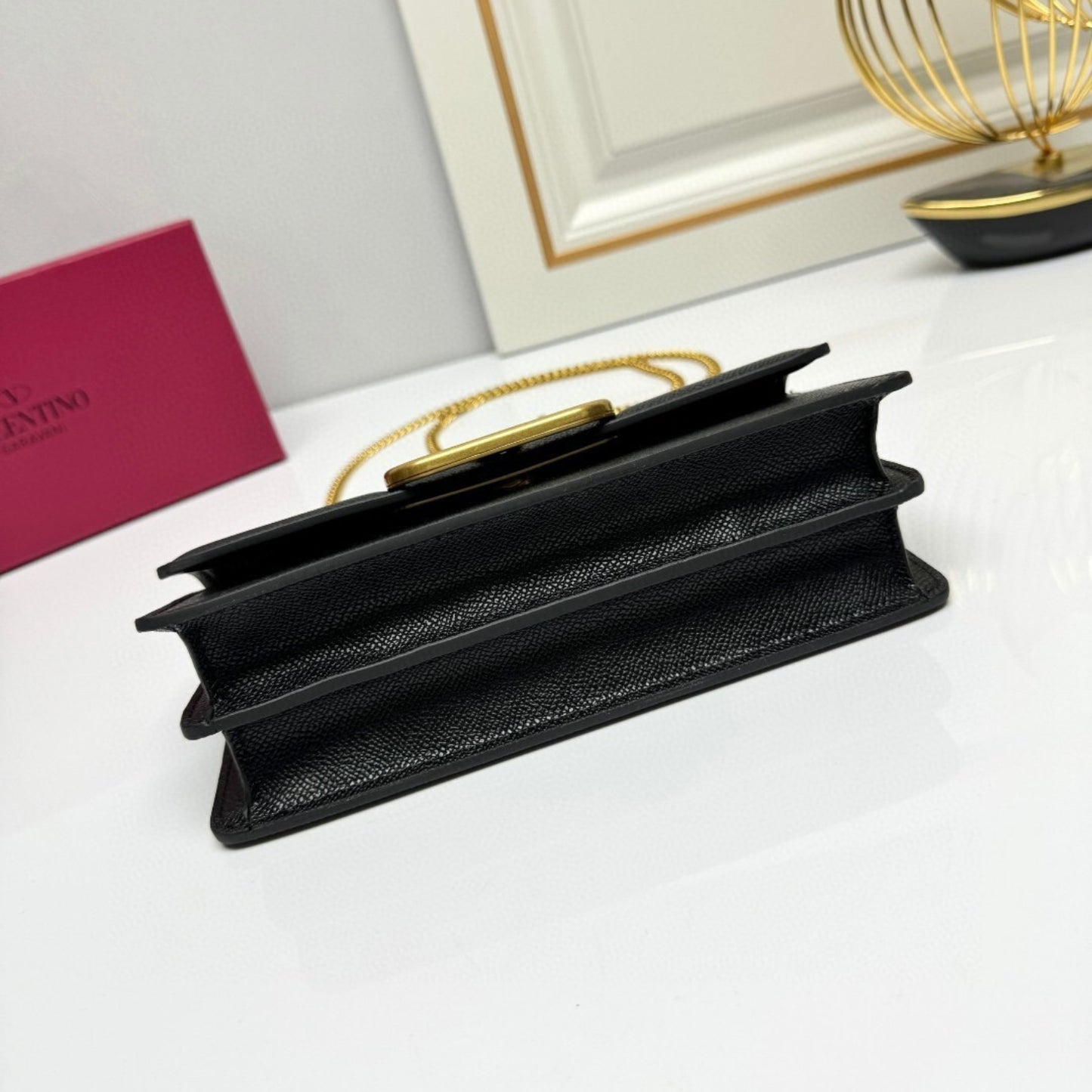 Bolsa VLTN VLogo Preto com dourado 22cm
