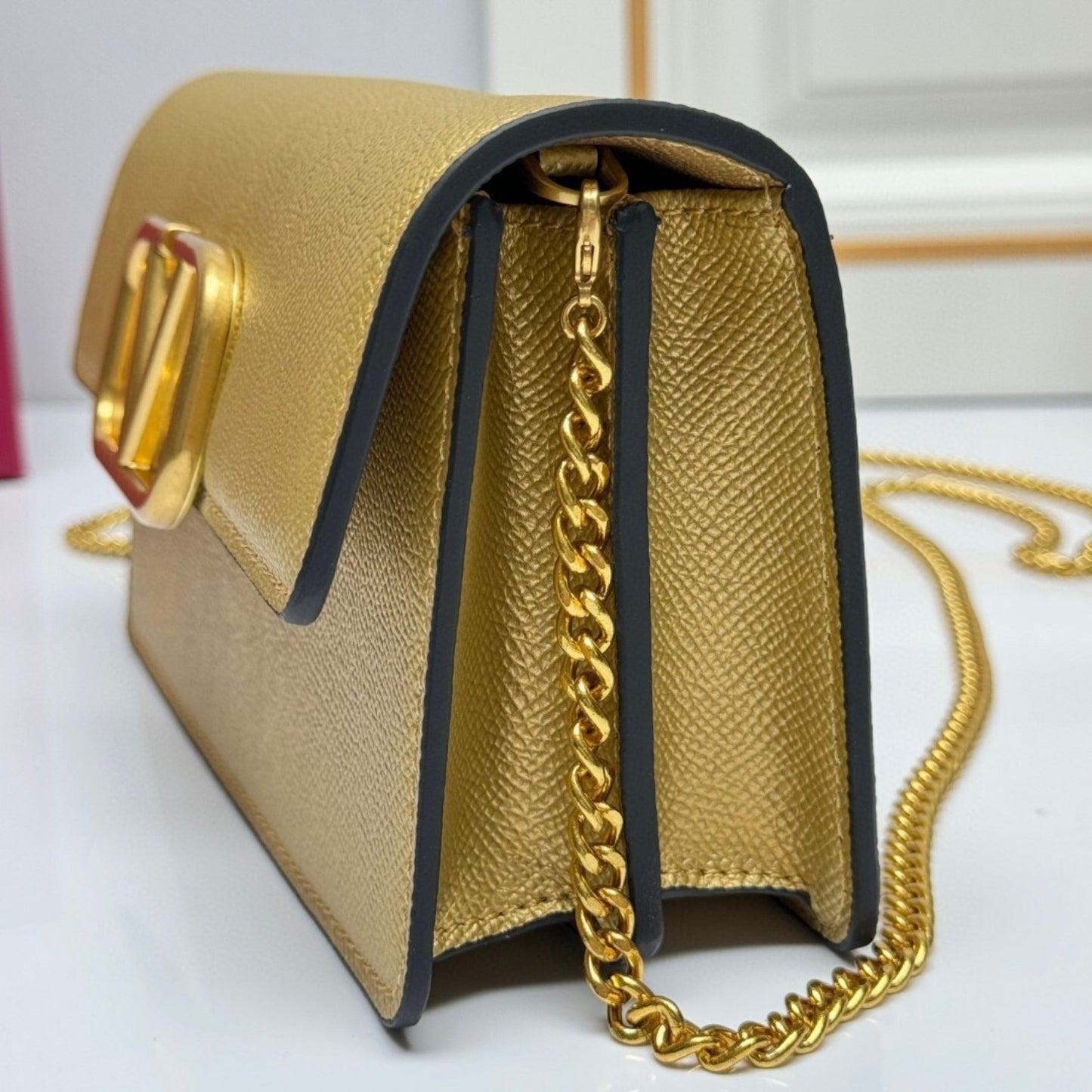 Bolsa VLTN VLogo Dourado 22cm