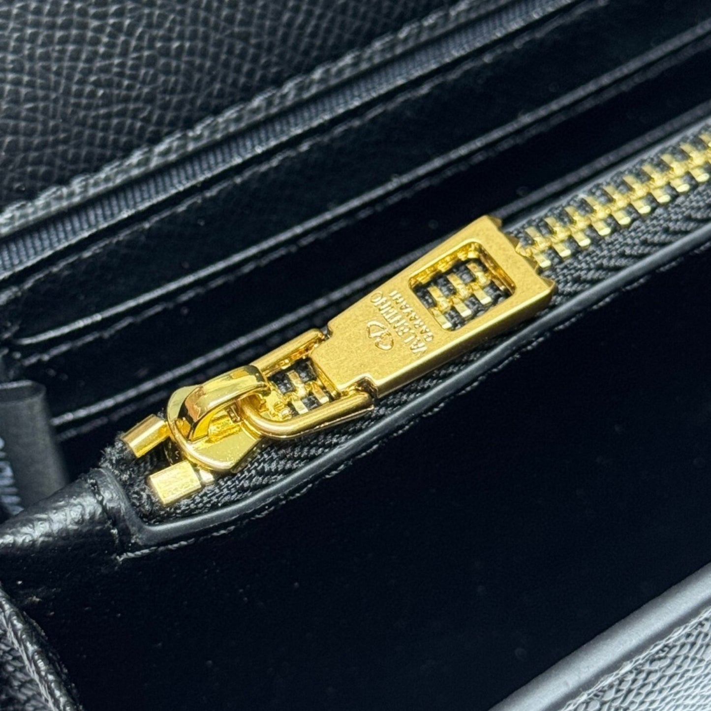 Bolsa VLTN VLogo Preto com dourado 22cm