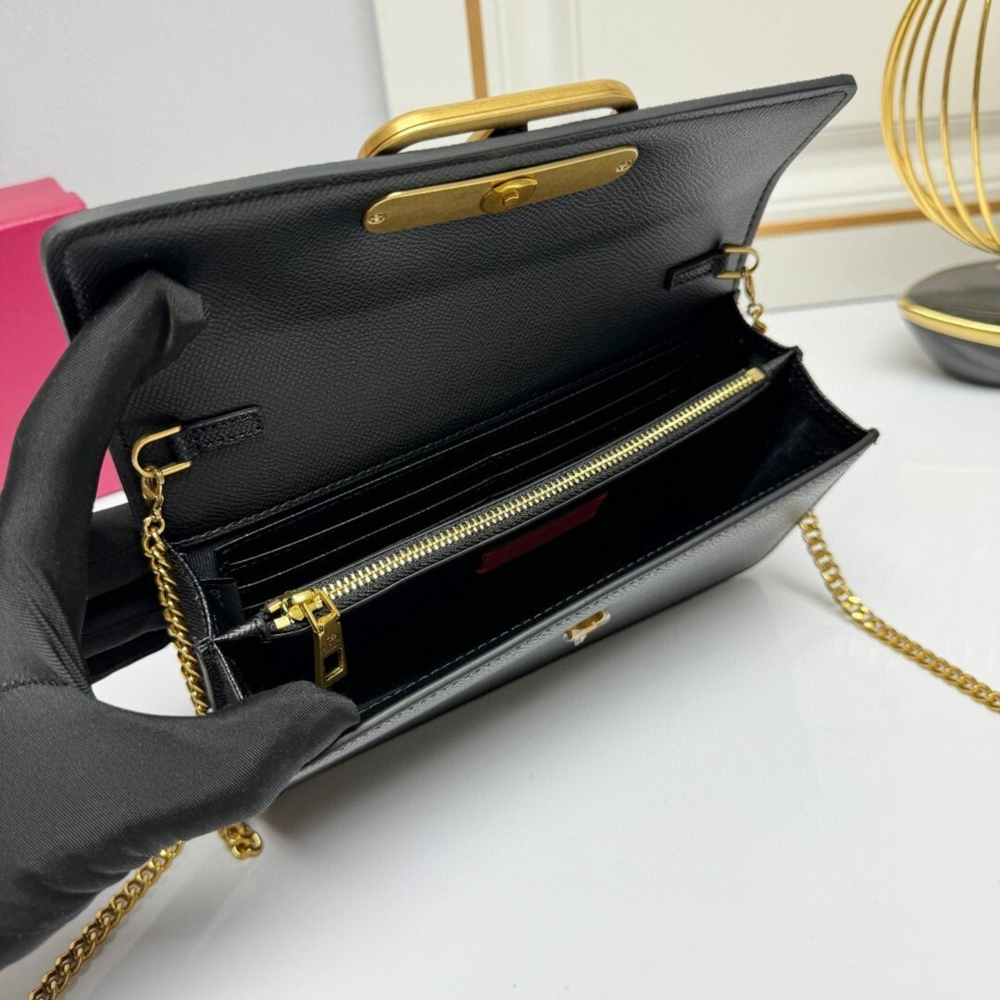 Bolsa VLTN VLogo Preto com dourado 22cm