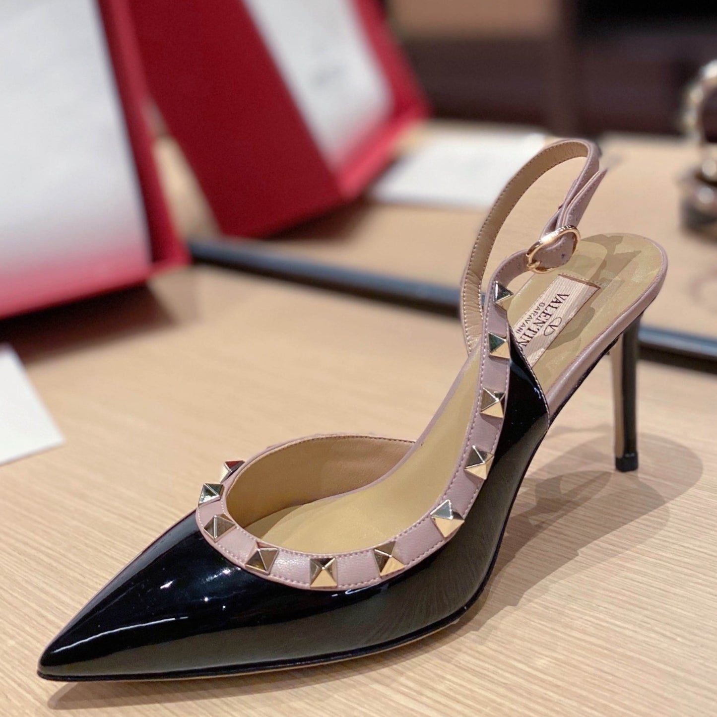 Scarpin VLT Preto Couro com detalhes Lateral Salto 9cm