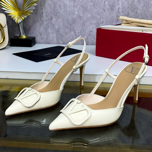 Scarpin VLT Off White Couro com Logo frontal Salto 8cm