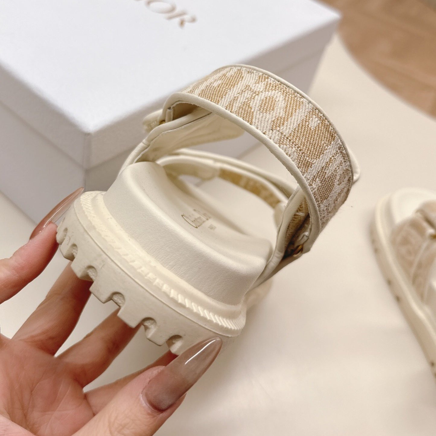 Sandalia Dio Dioract Branco e Bege
