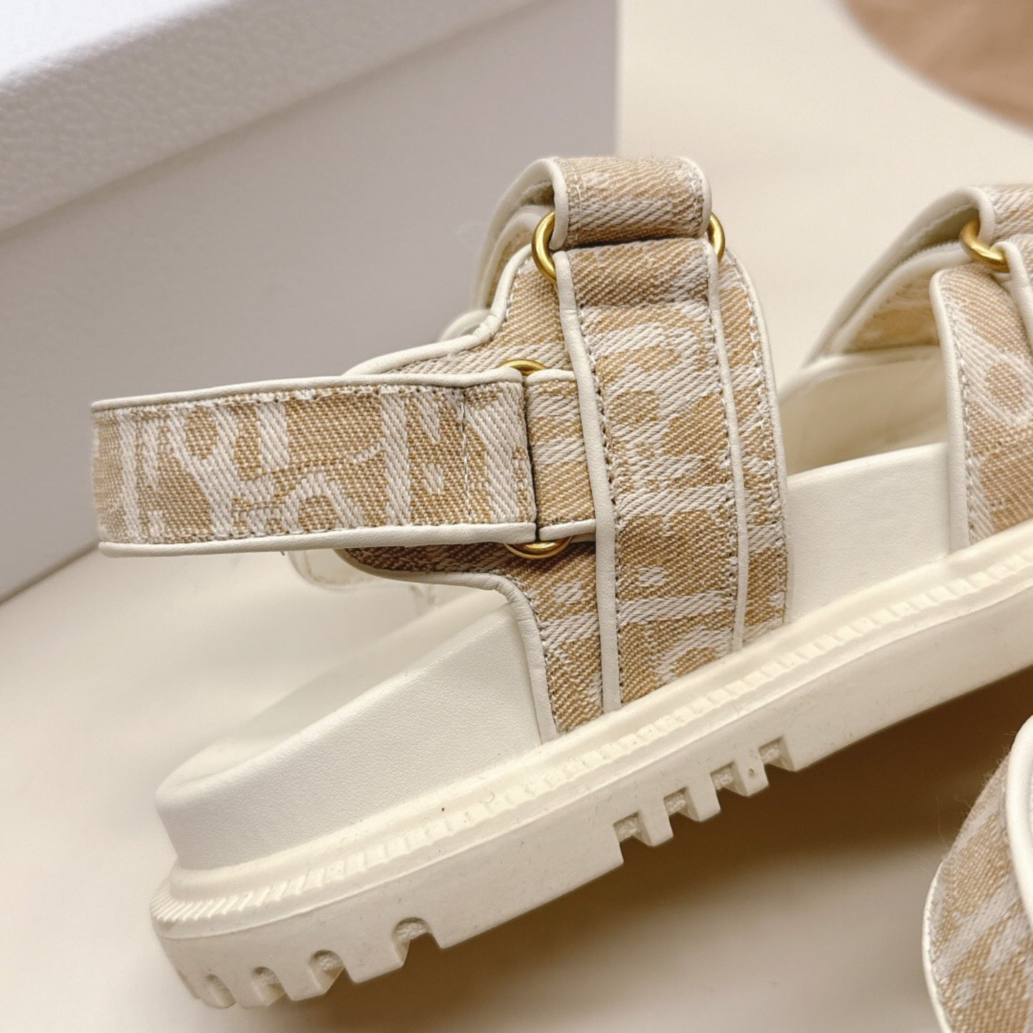 Sandalia Dio Dioract Branco e Bege