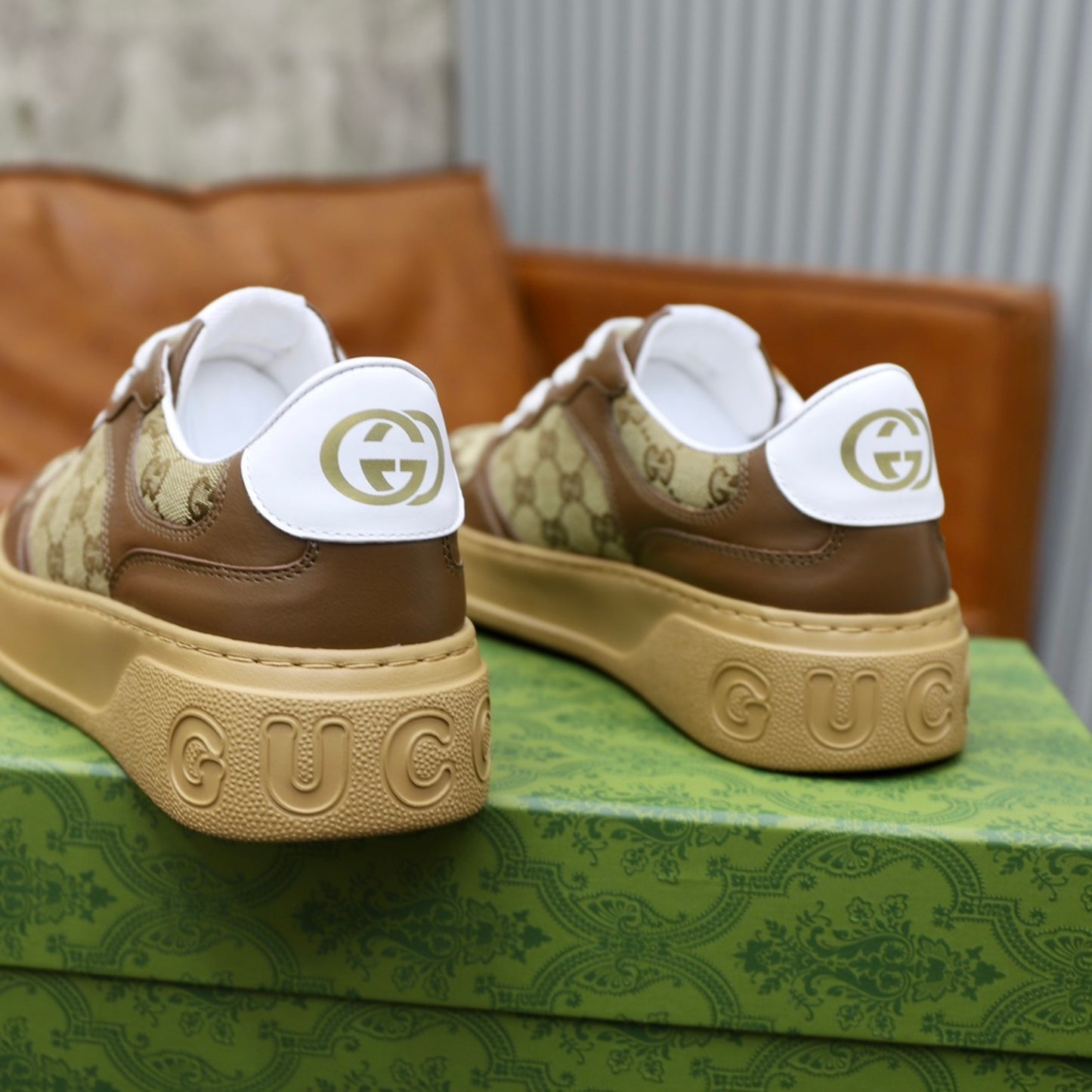 Tenis GG Supreme bege e marrom