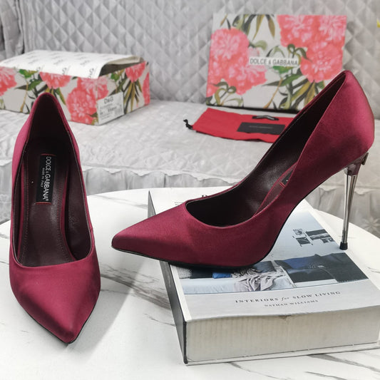Scarpin DG Vinho com Logo no salto 10,5cm