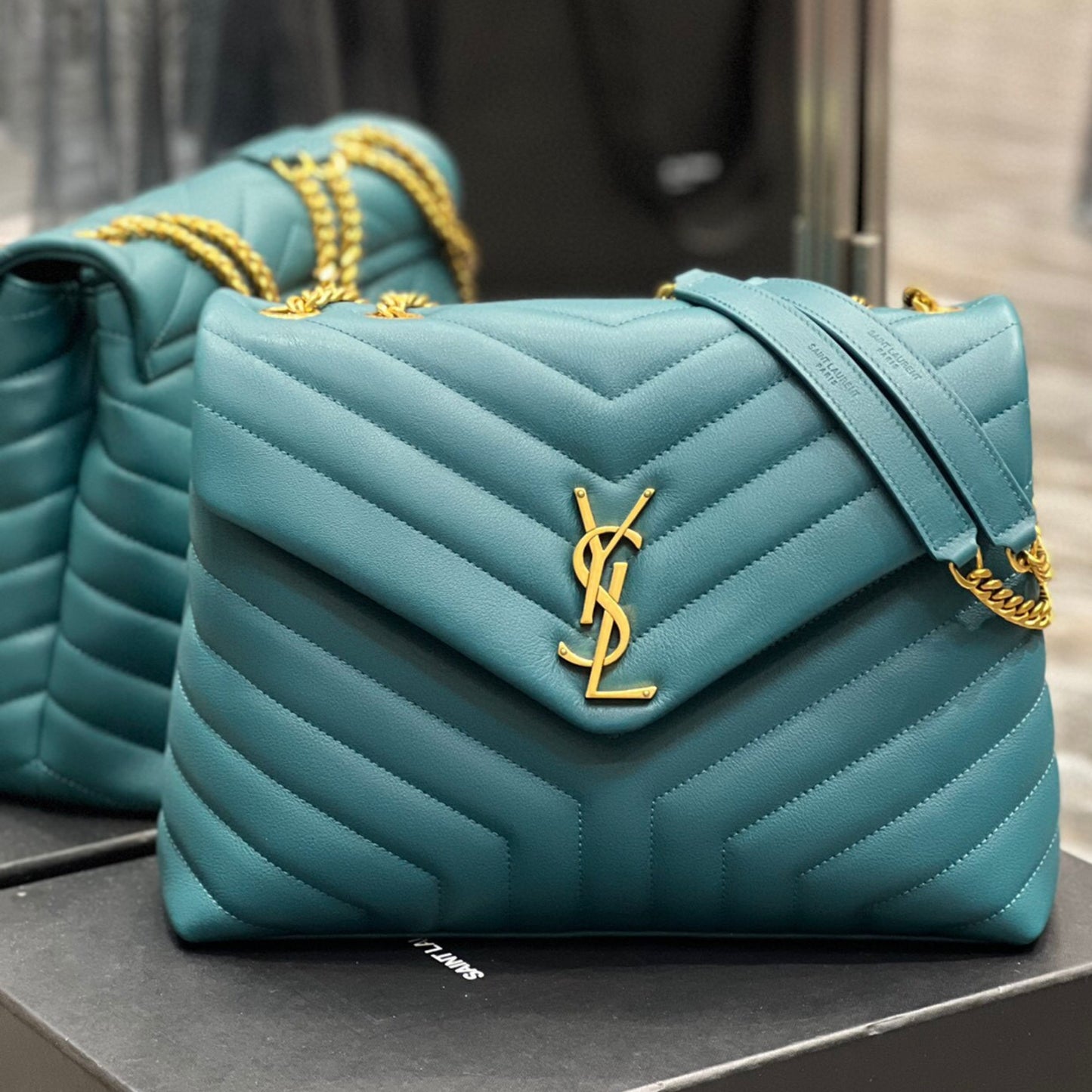 Bolsa YSL Tiracollo LouLou Azul Turqueza com dourado
