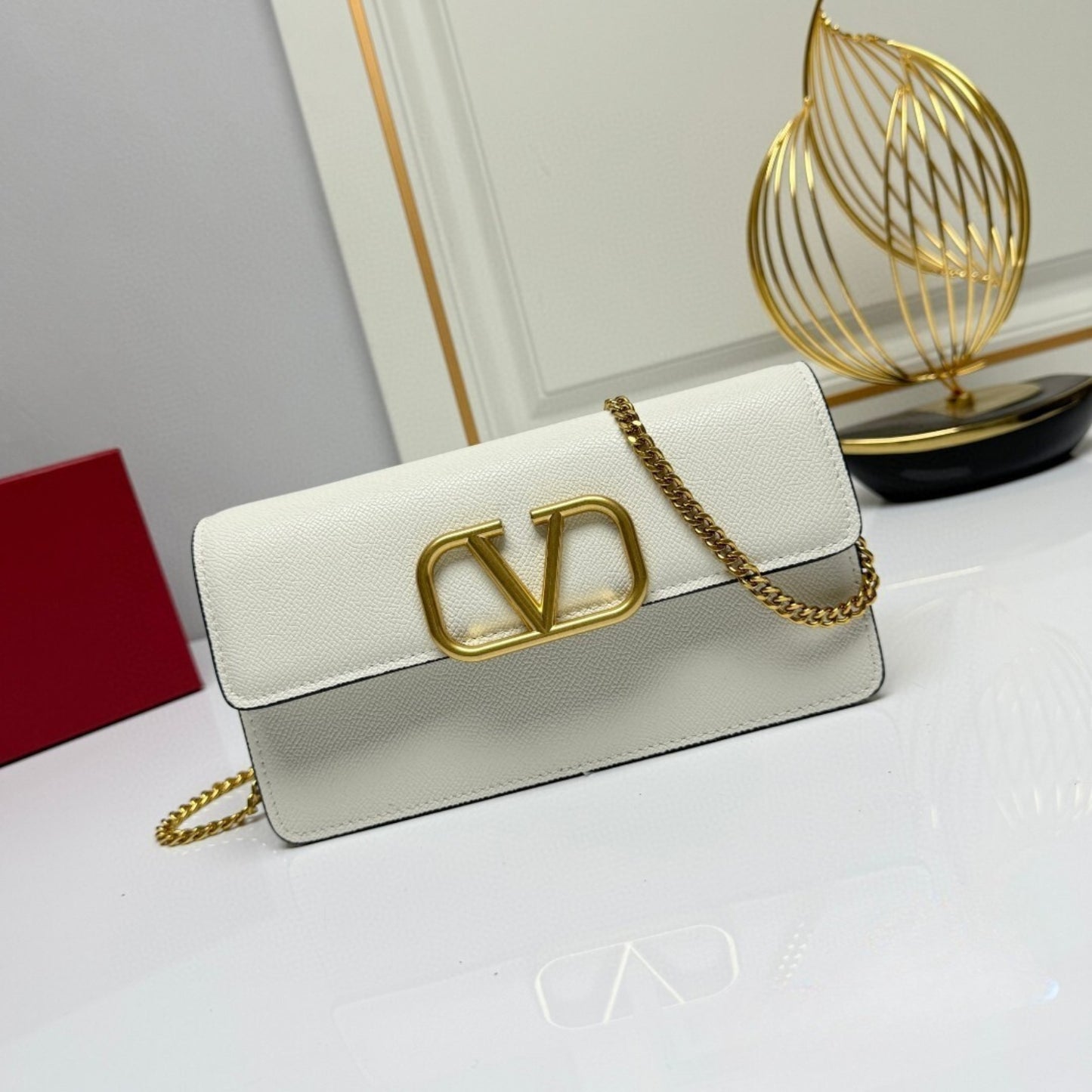 Bolsa VLTN VLogo Branco com dourado 22cm