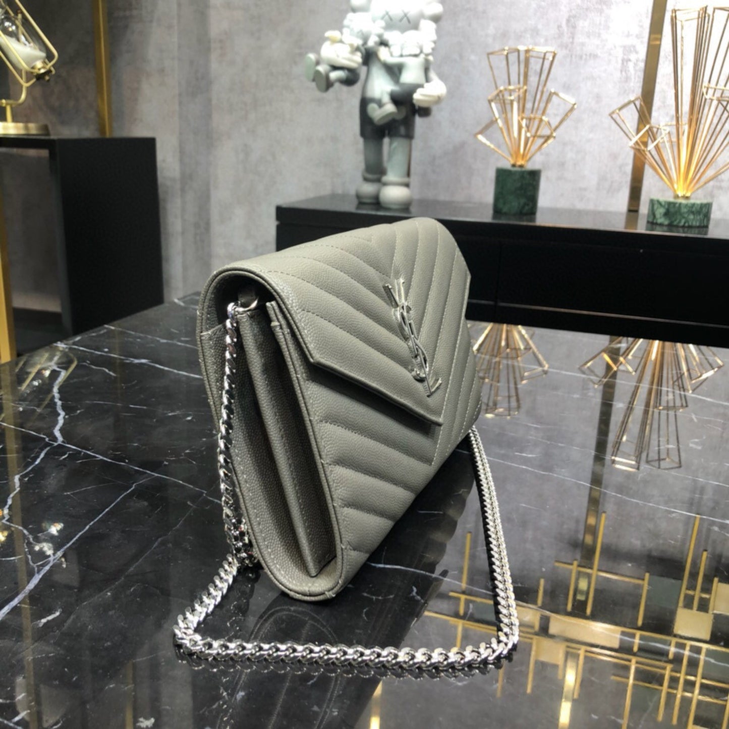 Bolsa YSL Monograma Pequena Cinza
