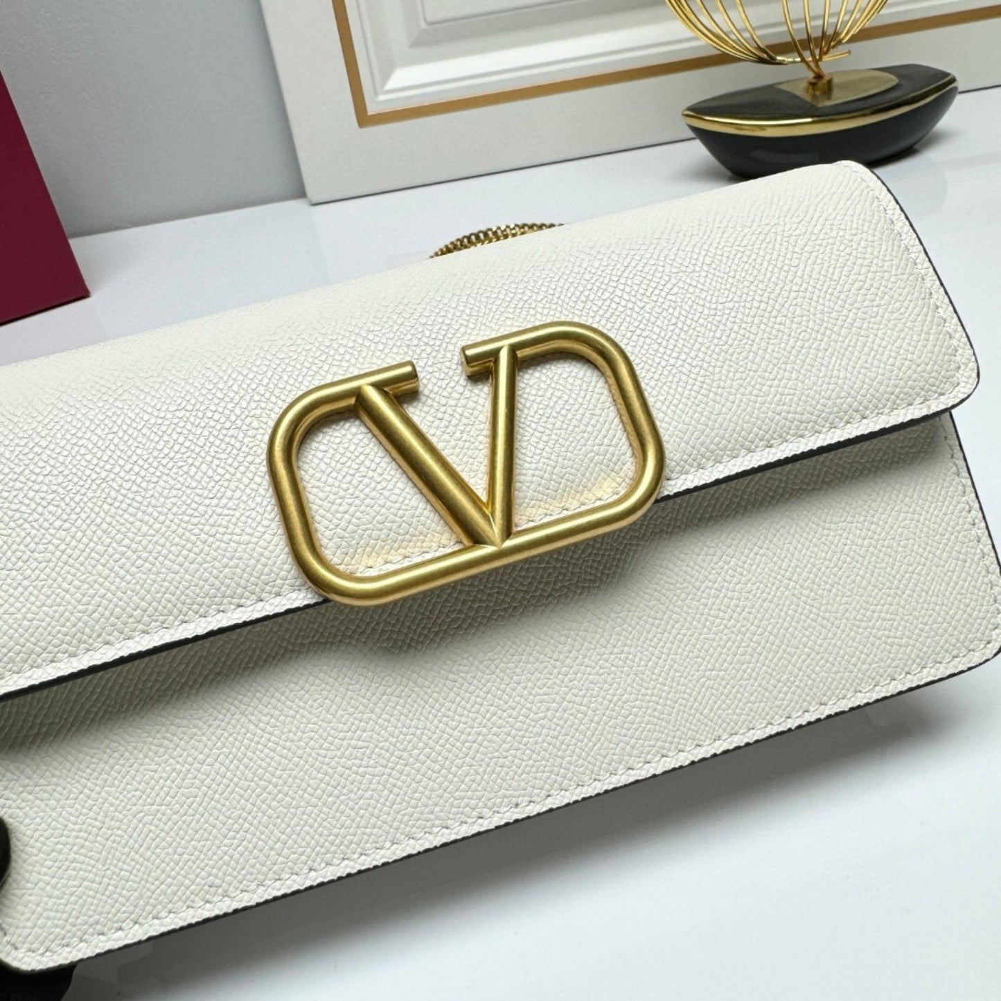 Bolsa VLTN VLogo Branco com dourado 22cm