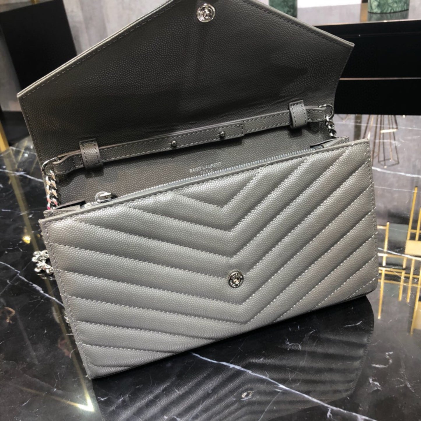 Bolsa YSL Monograma Pequena Cinza