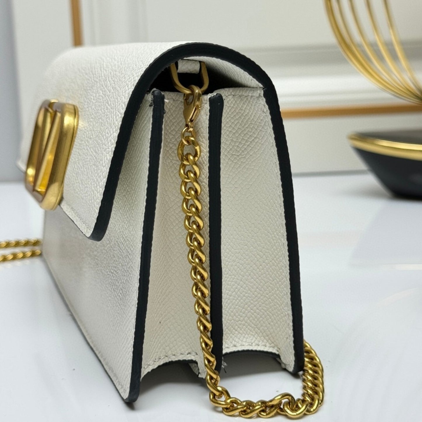 Bolsa VLTN VLogo Branco com dourado 22cm