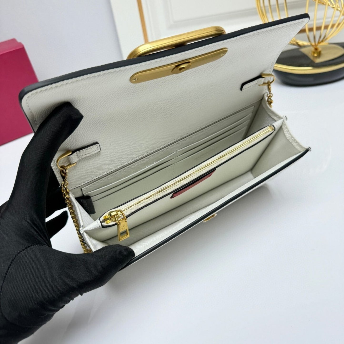 Bolsa VLTN VLogo Branco com dourado 22cm
