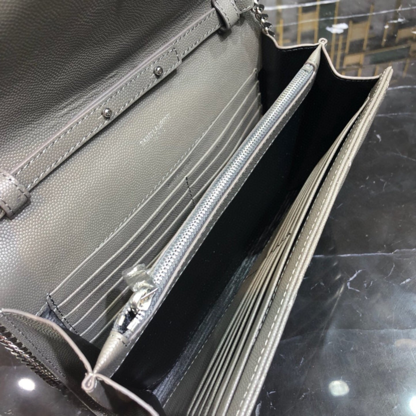 Bolsa YSL Monograma Pequena Cinza