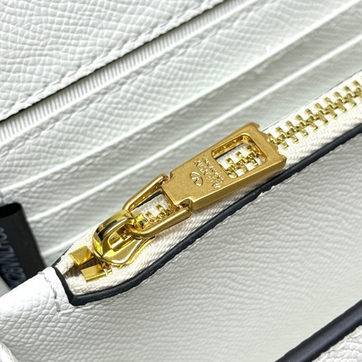 Bolsa VLTN VLogo Branco com dourado 22cm