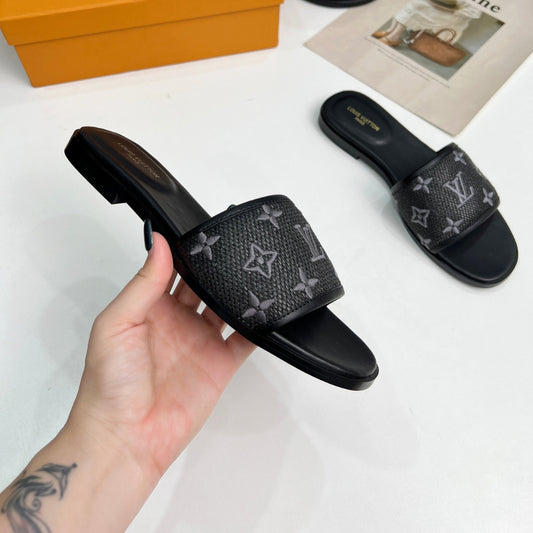 Chinelo LV Monogram Cinza