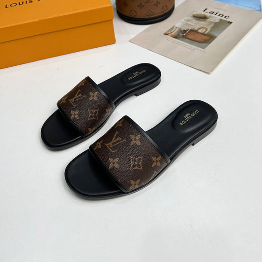 Chinelo LV Monogram Marrom