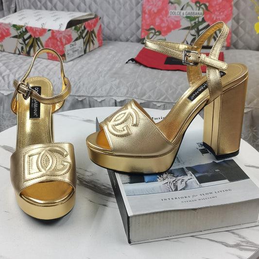 Sandalia DG Plataforma Dourado com Logo Salto 11,5cm