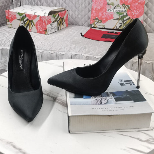 Scarpin DG Preto com Logo no salto 10,5cm