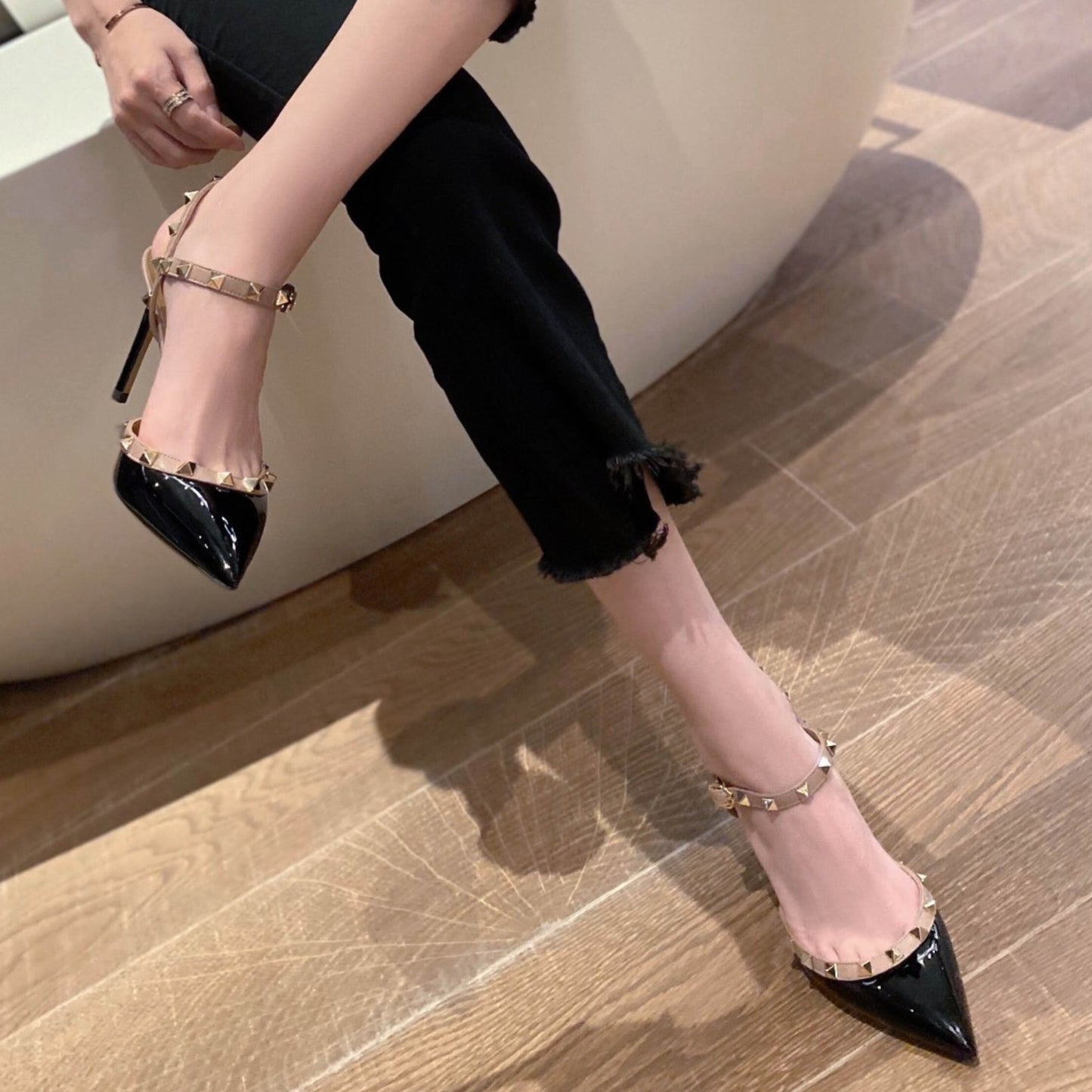 Scarpin VLT Preto Couro com detalhes Salto 9cm