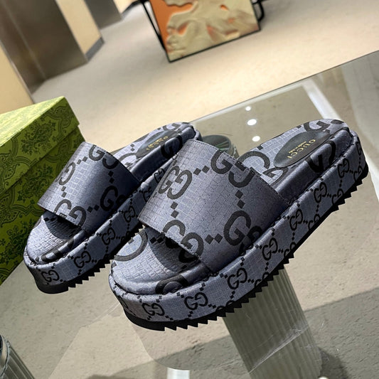 Sandália GG Plataforma Slider Cinza Com Estampa