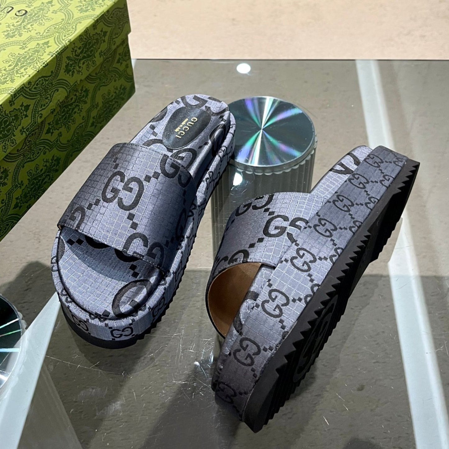 Sandália GG Plataforma Slider Cinza Com Estampa
