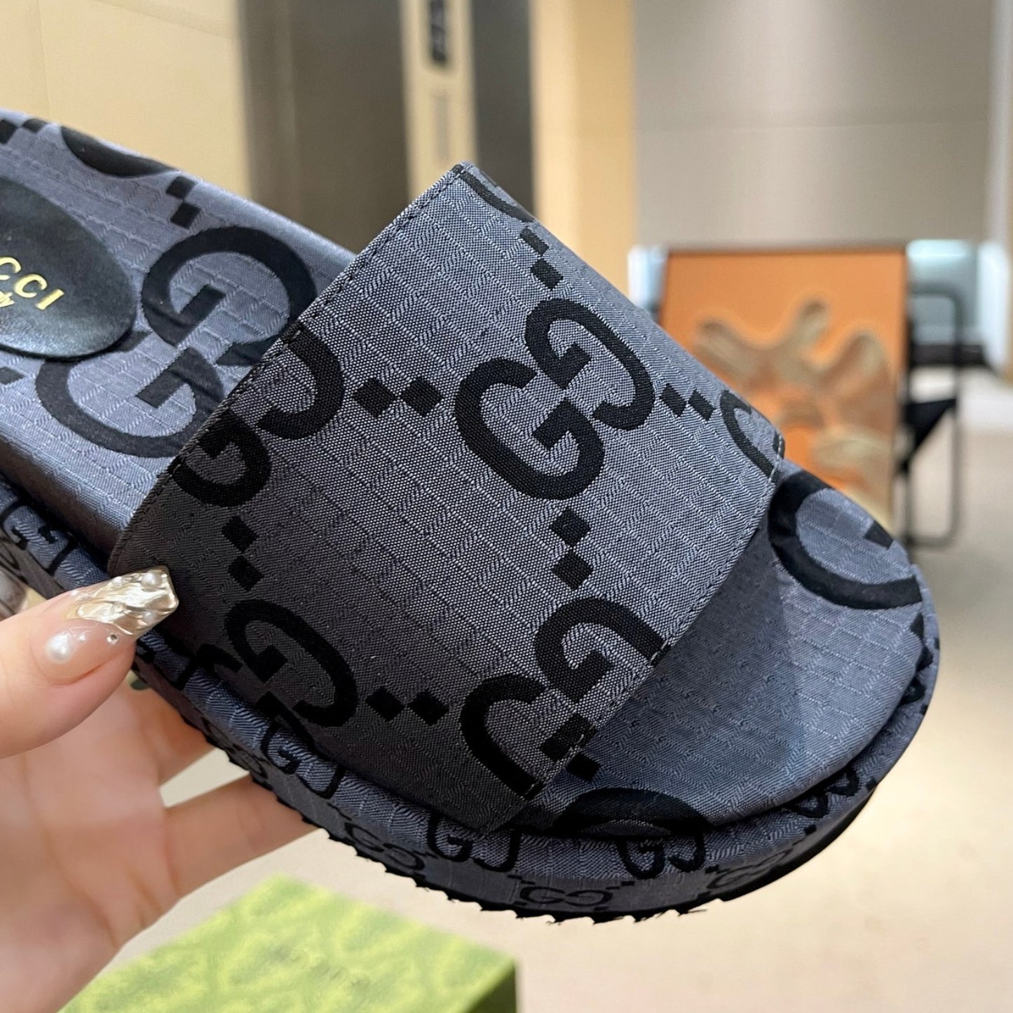 Sandália GG Plataforma Slider Cinza Com Estampa