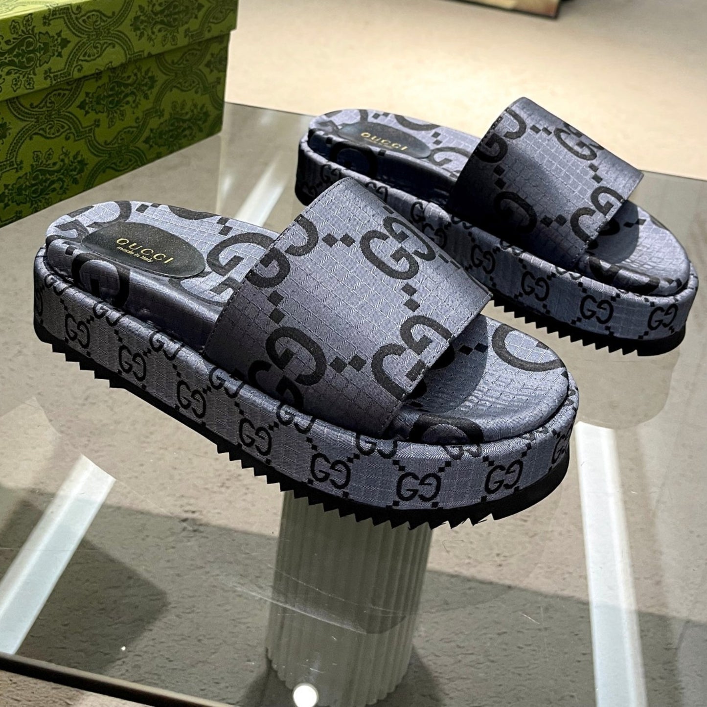 Sandália GG Plataforma Slider Cinza Com Estampa