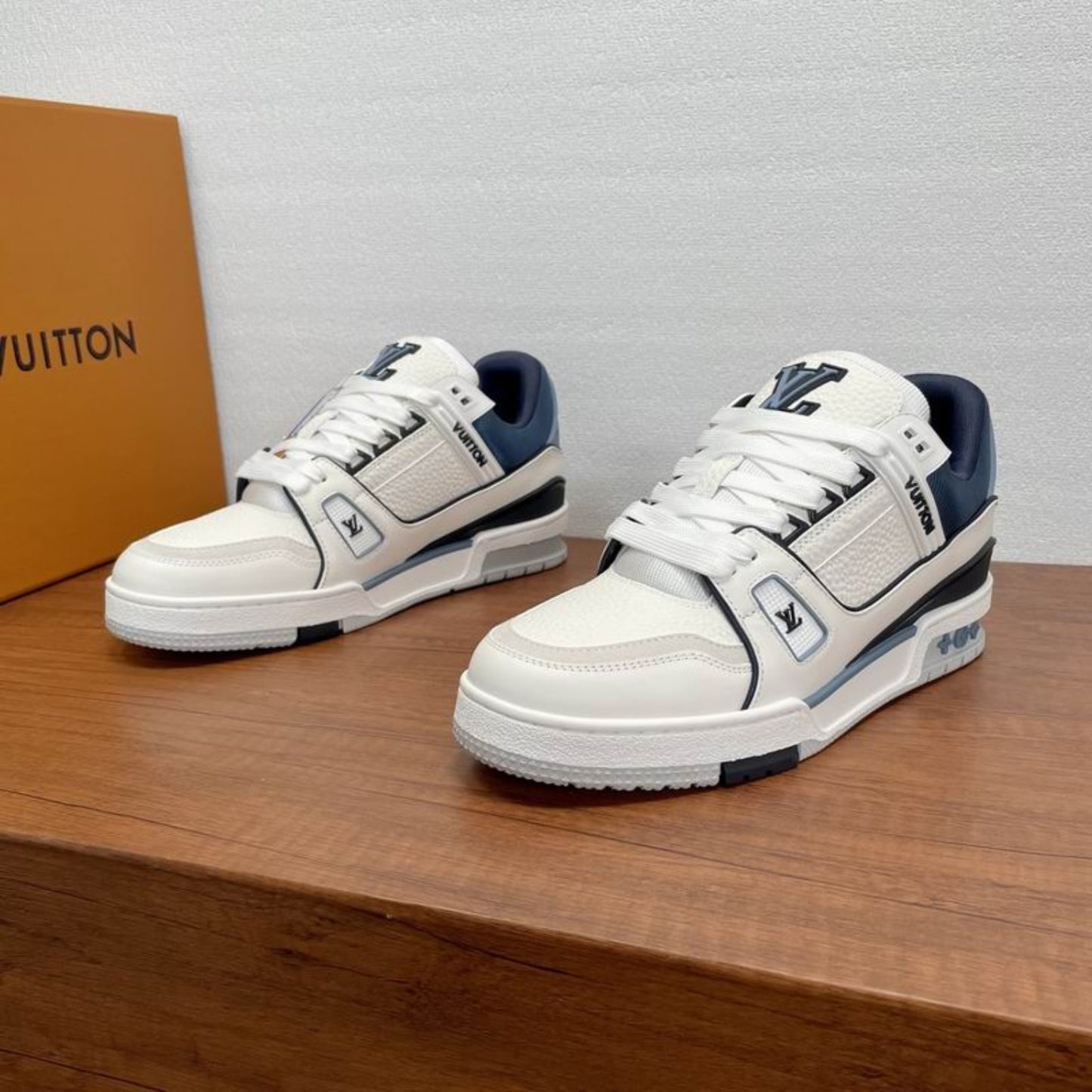 Tênis LV Trainer Branco com azul escuro