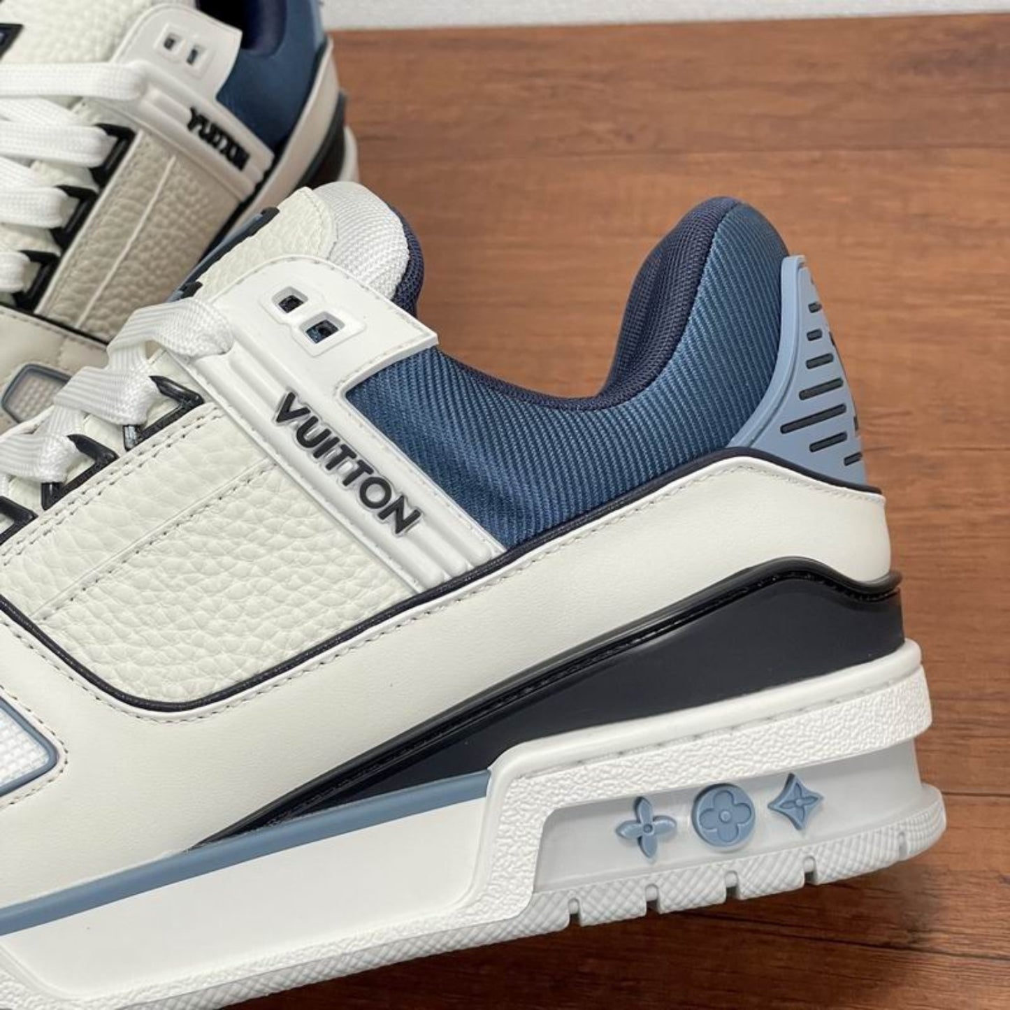 Tênis LV Trainer Branco com azul escuro