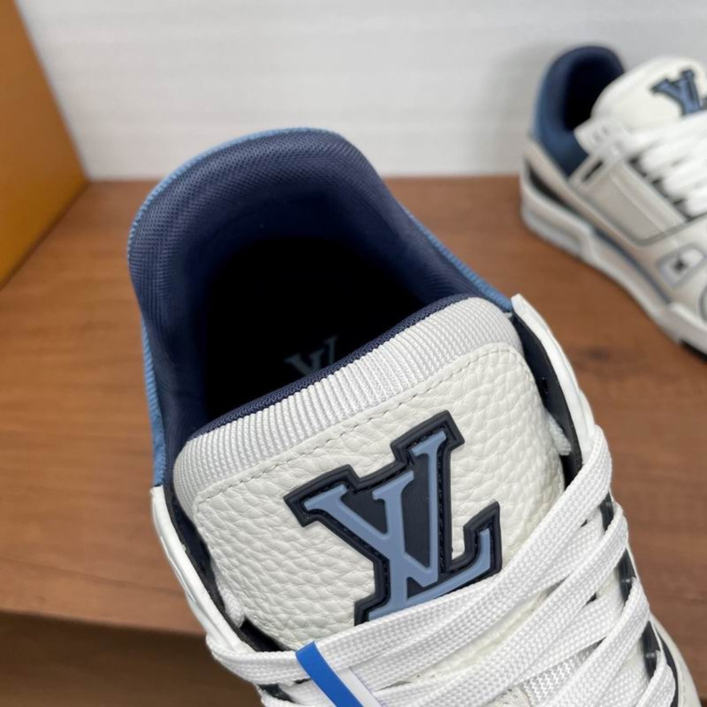 Tênis LV Trainer Branco com azul escuro