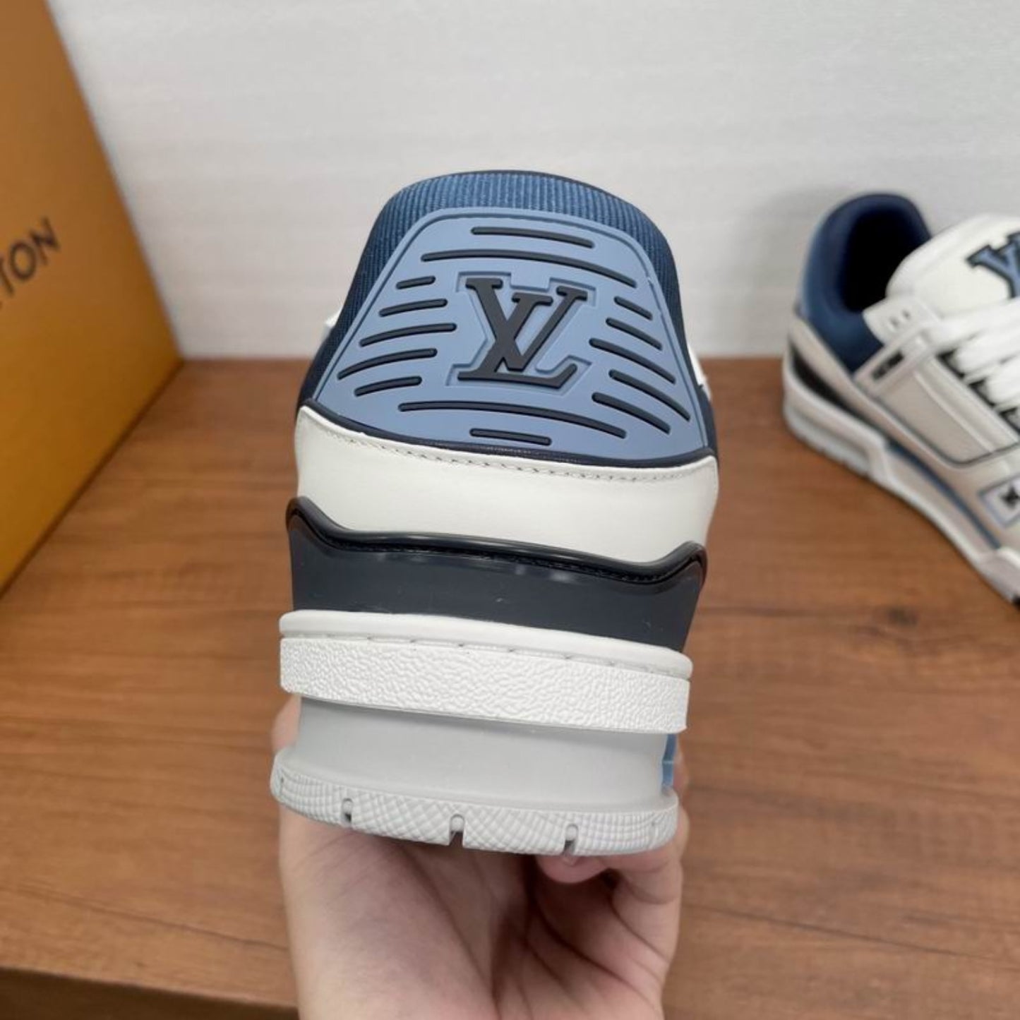 Tênis LV Trainer Branco com azul escuro